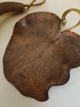 Charger l&#39;image dans la galerie, Dannhuauser chaudronnier d&#39;art Genevois ,début 1900 magnifique ramasse miettes en cuivre motif végétale . Poignée en bronze
