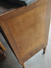 Charger l'image dans la galerie, Commode marquetée d'époque Louis XVI, dessus marbre . Travail suisse
