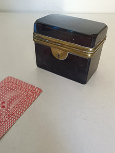 Ravissante boîte en cristal rouge , monture laiton. Milieu XIXE en parfait état.