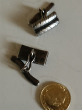 Charger l'image dans la galerie, Duvoisin père , maître bijoutier à Carouge, paire de boutons de manchette en argent vers 1960
