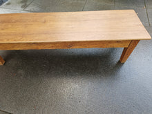 Charger l'image dans la galerie, Table basse ancienne en sapin et plateau en chêne massif .
