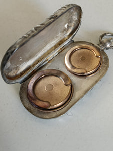 Porte Louis d'or , époque Art nouveau, en métal argenté .