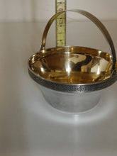 Charger l'image dans la galerie, Sucrier Russe en argent massif 0,916 période soviétique. Intérieur vermeil décors bordure Grecque . C'est une pièce racée !
