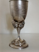 Charger l&#39;image dans la galerie, Grande coupe en argent massif XIX ème, offerte pour des noces d&#39;or . Avec inscription famille Nicolet Sandoze 1835-1885 , 50 ans de Mariage

