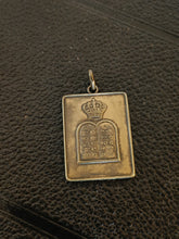 Charger l&#39;image dans la galerie, Emanuel Mané Katz , peintre ukrainien et artiste qui avait comme sujet le peuple juif . Rare médaille en argent doré avec la Loi
