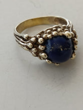 Charger l&#39;image dans la galerie, Bague en argent doré moderniste et cabochon lapis Lazuli. Dans la goûts de Gilbert albert. Poinçon maître ZW à identifier.
