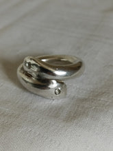 Charger l'image dans la galerie, Bague serpent création artiste inconnu, en argent massif, technique cire perdue. Dans le goût de la bague larmes de Tiffany.
