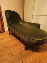 Charger l'image dans la galerie, Méridienne d'époque Napoléon III en acajou. Recouvert tissus velours vert en parfait état
