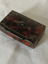 Charger l'image dans la galerie, Petite boîte à tabac à priser boule , d'époque XVIIIE Louis XIV /Louis XV en marqueterie écaille et incrustation étain
