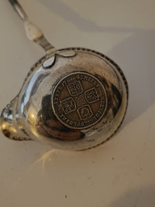 Louche à grog en argent massif avec monnaie George II dAngleterre  et corne torsadée. Travail Anglais fin XVIII ÈME