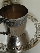 Charger l&#39;image dans la galerie, Argent massif Minerve premier titre 0.950! Paire de tasse et sous tasse à café dans le style Louis XVI . Poinçons orfèvre Henri Soufflot fin XIXÈME début Xxème
