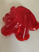 Charger l'image dans la galerie, Murano grand vide poche en verre soufflé rouge XXème. Parfait état
