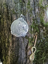 Charger l&#39;image dans la galerie, Médaillon en argent vers 1900 , femme à la lyre.

