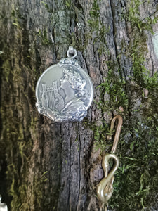 Médaillon en argent vers 1900 , femme à la lyre.