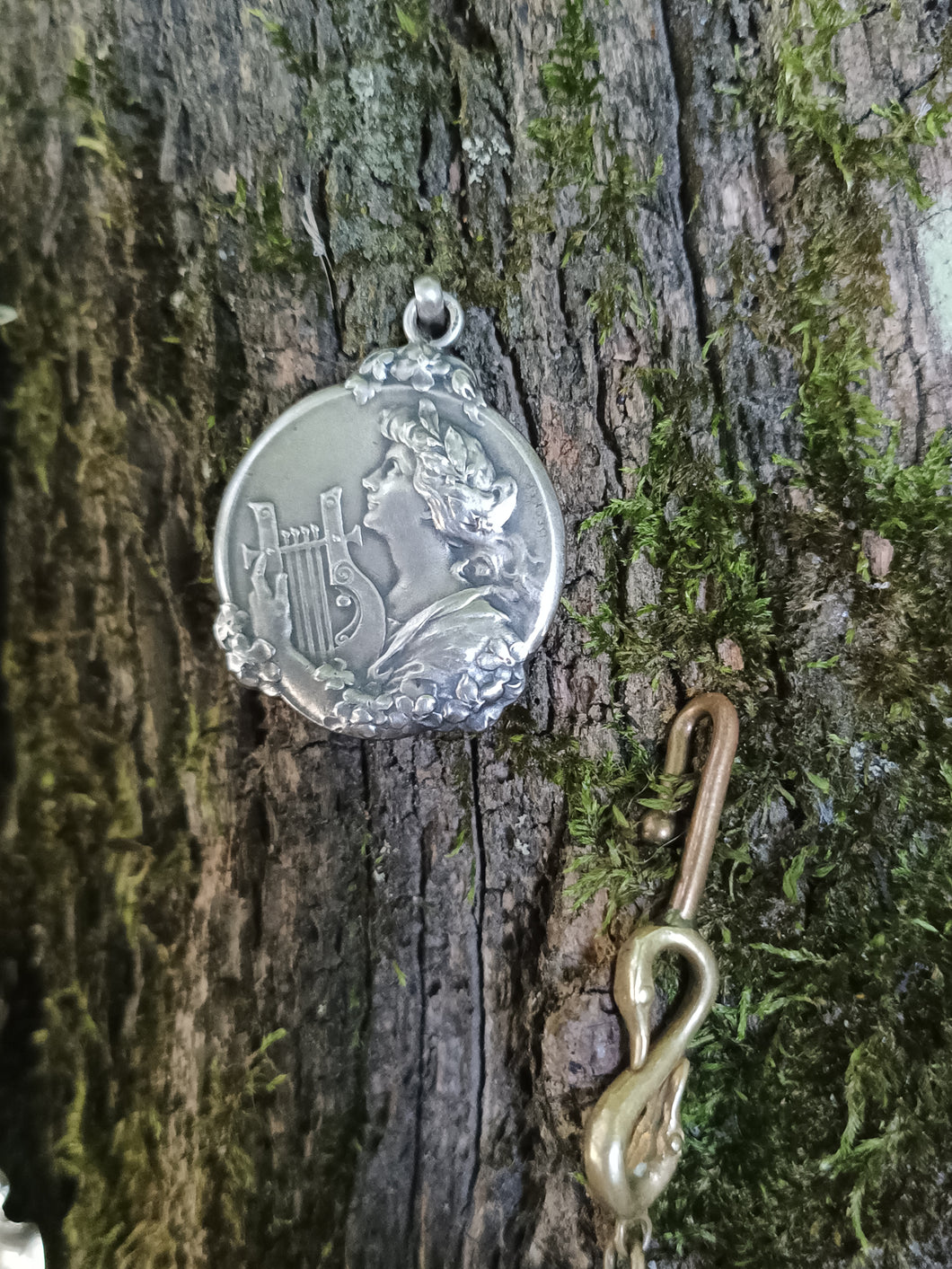 Médaillon en argent vers 1900 , femme à la lyre.