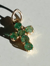 Charger l&#39;image dans la galerie, Toute petite croix en or 18 carats, avec 5 emmeraudes taillées et serties. Travail XXÈME probablement extra européen.
