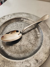 Charger l'image dans la galerie, Vieux Lausanne probablement David Bessière fin XVIIIE début XIXE grande cuillère à soupe en argent massif .
