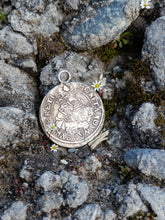 Charger l'image dans la galerie, Ville libre de Coire ,10 kreuzers - Ferdinand II 1635 en argent. Monture pendentif .
