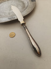 Charger l'image dans la galerie, Jezler ruban , couteau à beurre manche en argent massif 0.800 et lame dorée
