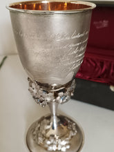 Charger l&#39;image dans la galerie, Grande coupe en argent massif XIX ème, offerte pour des noces d&#39;or . Avec inscription famille Nicolet Sandoze 1835-1885 , 50 ans de Mariage
