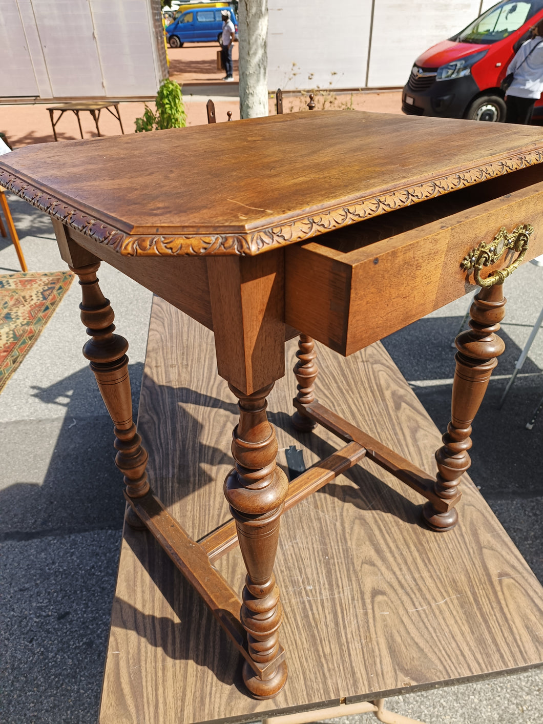 Petit table style Louis XIII en noyer massif , fabrication genevoise début Xxème