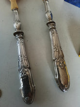 Charger l'image dans la galerie, Ravinet et Cie à Paris ,  paire de service à salade d'époque Art nouveau, manche en argent massif . Décors châtaigne .
