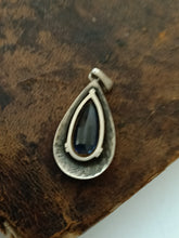 Charger l'image dans la galerie, Ravissant pendentif d'époque Art déco en argent massif et saphir taillé poire synthèse
