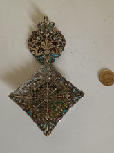 Charger l&#39;image dans la galerie, George W Shiebler 1846-1920 grand orfèvre américain , exceptionnelle cuillère à bonbons en argent massif doré et émail . Pièce de musée !
