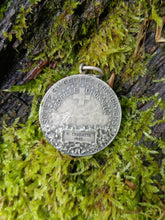Charger l'image dans la galerie, Rare distinction de tir de la société Suisse des carabiniers. Médaille membre d'honneur 1963 en argent massif avec monture pendentif.
