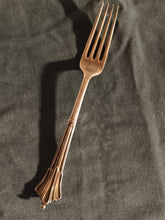 Charger l&#39;image dans la galerie, Goldsmiths &amp; Silversmiths Company à Londres grande fourchette plat principal, modèle Albany.
