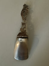 Charger l'image dans la galerie, Petite cuillère à sucre style Louis XV rocaille en argent massif 0.800 XXÈME
