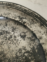 Charger l'image dans la galerie, Charton Jean Il 1675 -1778 Genève , reçu maître potier en 1722

Grande assiette commémorative  Genevoise de l'an 1751 avec armoirie et arquebuse.
