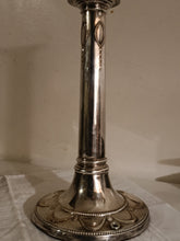 Charger l'image dans la galerie, Bougeoir art nouveau anglais en cuivre argenté vers 1900
