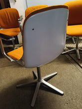 Charger l'image dans la galerie, Série de 6 chaises de bureau avec accoudoir Model 232 de  Wilhelm Ritz pour Wilkhahn,  Allemagne vers 1970
