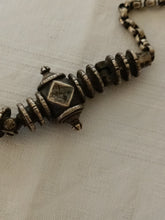 Charger l'image dans la galerie, Inde fin XIXÈME grand collier en argent massif . Usure du temps ,mais bon état général
