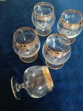 Charger l&#39;image dans la galerie, Série de 5 verres à Cognac en verre soufflé, doré et gravé . milieu XXÈME
