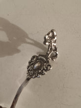 Charger l'image dans la galerie, Cuillère à crème hollandaise en argent massif décors repoussés. XIXE
