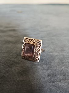 Bague femme vers 1920 en argent massif et améthyste taillée.