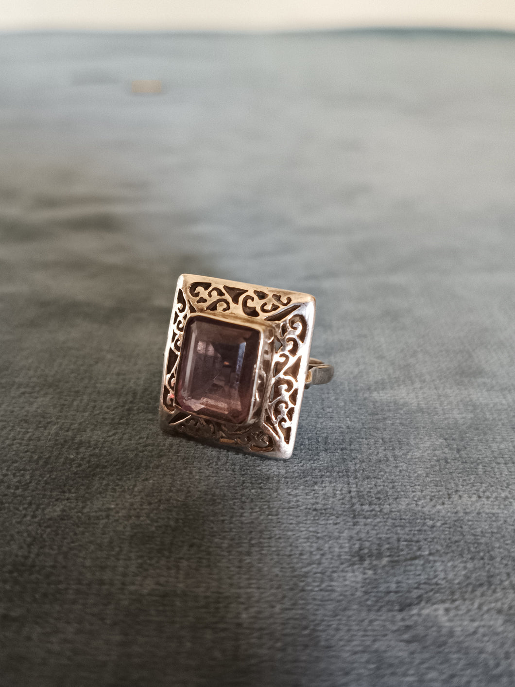 Bague femme vers 1920 en argent massif et améthyste taillée.