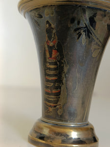 Ravissant mini vase en dinanderie début Xxème, ciselé noirci et gravé à l'acide . Décors costume  traditionnelle.