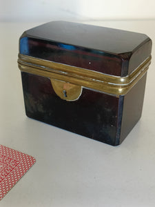 Ravissante boîte en cristal rouge , monture laiton. Milieu XIXE en parfait état.