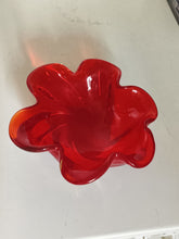 Charger l'image dans la galerie, Murano grand vide poche en verre soufflé rouge XXème. Parfait état
