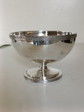 Charger l&#39;image dans la galerie, Jacques David Bessière, dit de Paris, cité à Lausanne comme orfèvre en 1791-1806 magnifique coupe en argent massif vieux Lausanne. Décors de grande finesse avec feuille de chêne
