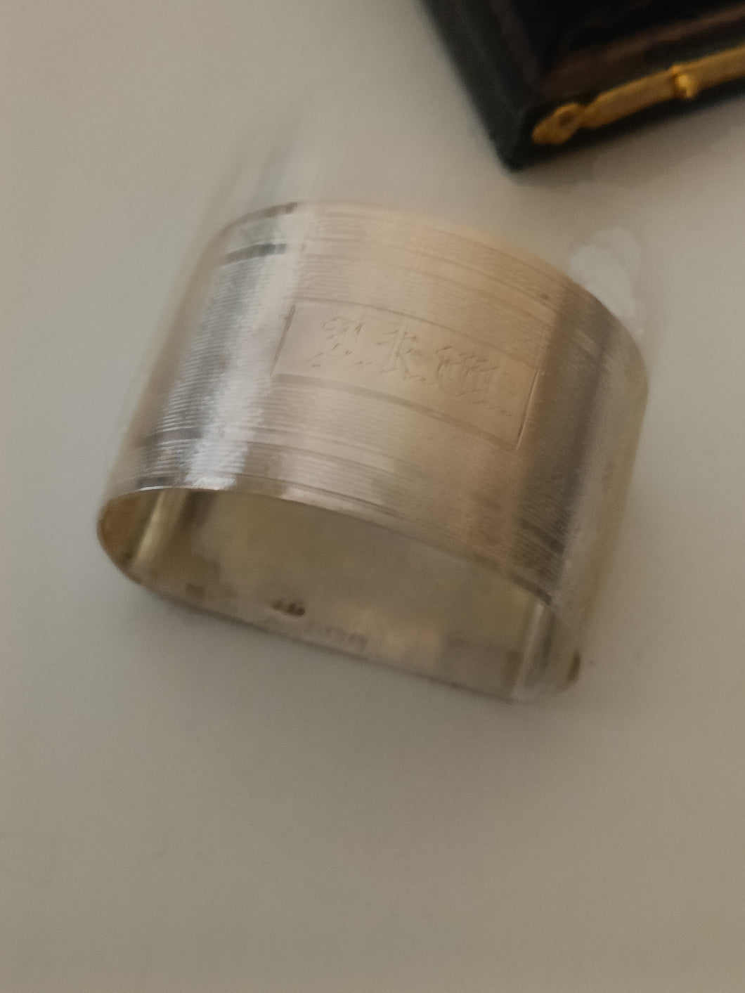 Lien de serviette Anglais en argent Sterling finement ciselé. Début XXÈME avec son écrin.