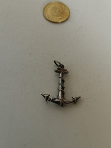 Pendentif ancre en argent massif , attention il pique