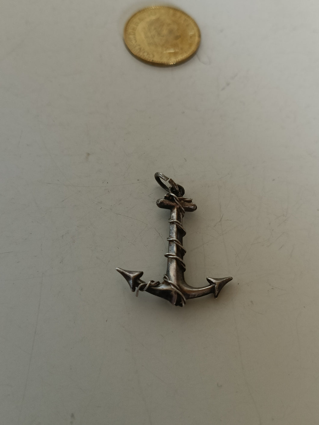 Pendentif ancre en argent massif , attention il pique
