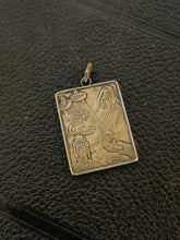 Charger l&#39;image dans la galerie, Emanuel Mané Katz , peintre ukrainien et artiste qui avait comme sujet le peuple juif . Rare médaille en argent doré avec la Loi
