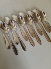 Charger l&#39;image dans la galerie, Jezler la Reine, série de 12 cuillères à dessert en argent massif 0.800 parfait état
