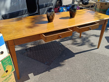 Charger l&#39;image dans la galerie, Grande table de ferme en noyer massif , d&#39;époque Directoire. Avec deux tiroirs et en parfait état.
