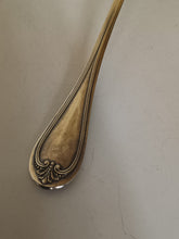 Charger l'image dans la galerie, Maître orfèvre Jean Granvigne à Paris 1868 à 1910 , fine pelle à fraise en argent massif premier titre. Décors coquille qualitée exceptionnelle ! 100g
